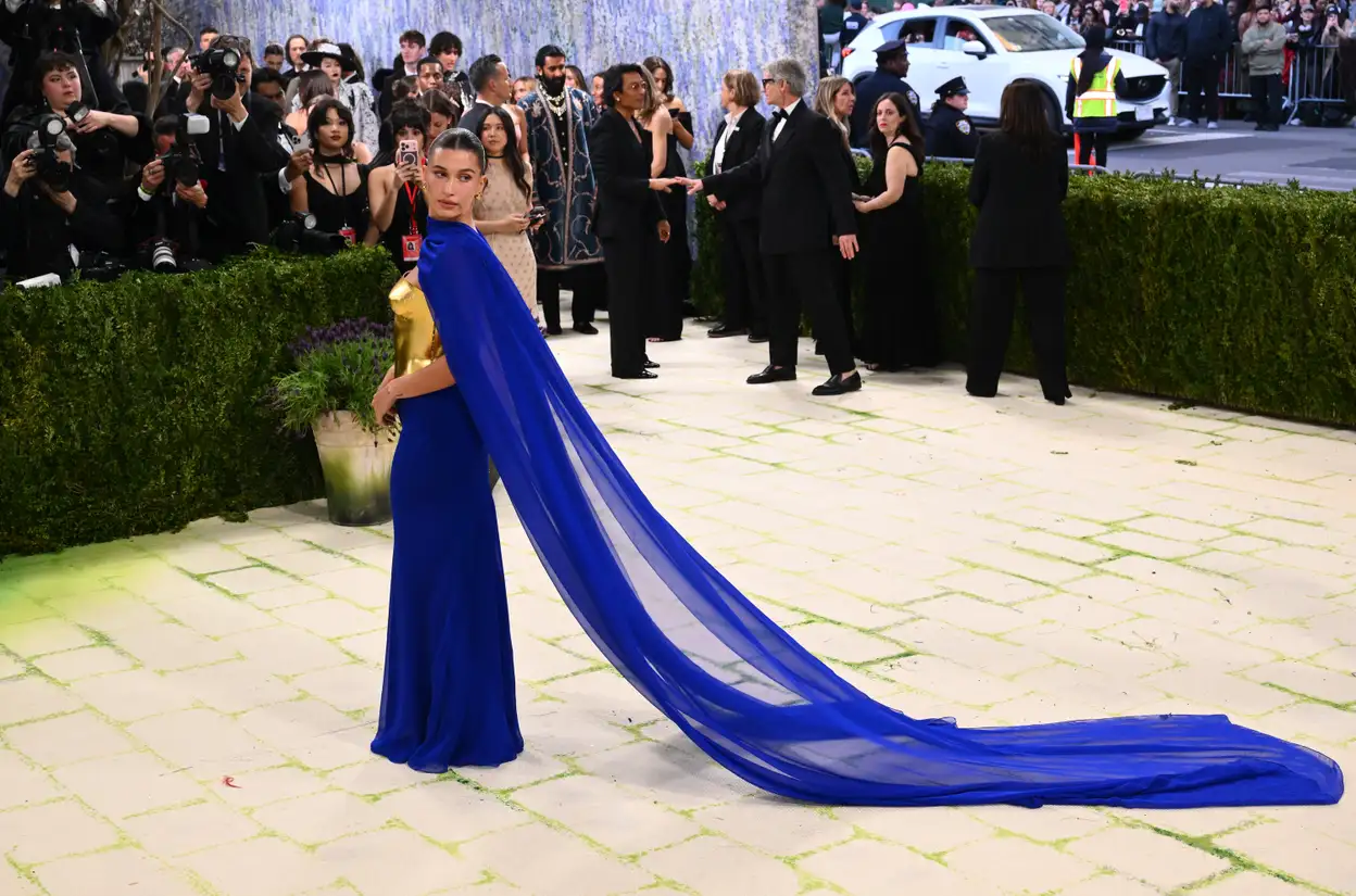 Hailey Bieber tijdens het Met Gala