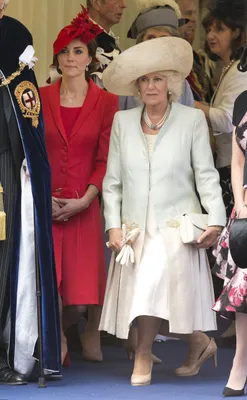 De toenmalige hertoginnen van Cambridge en Cornwall kniksen voor de Queen.