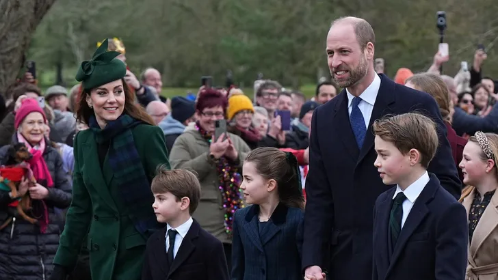 Britse royals – Foto van prins William, prinses Kate, prins George, prinses Charlotte, en prins Louis.