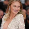 Romee Strijd deelt intieme borstvoedingfoto