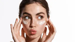 Vrouw verzorgt haar huid met een verzorgende skincare routine.