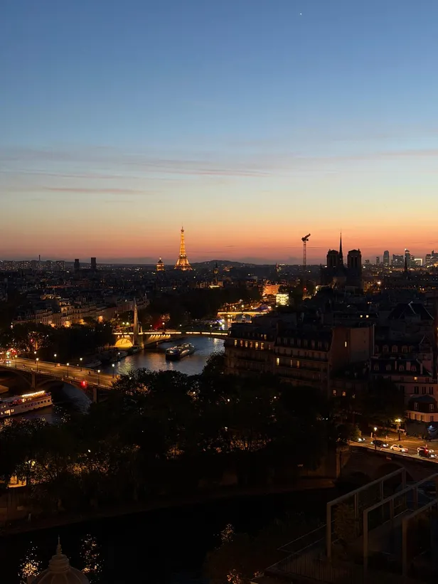 Een prachtige zonsondergang achter de Eiffeltoren 