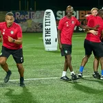 Fraser en spelers in actie op de training
