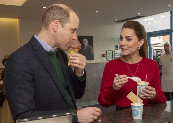 Snoepen tijdens een werkbezoek? Daar hebben Wills en Kate wel oren naar!