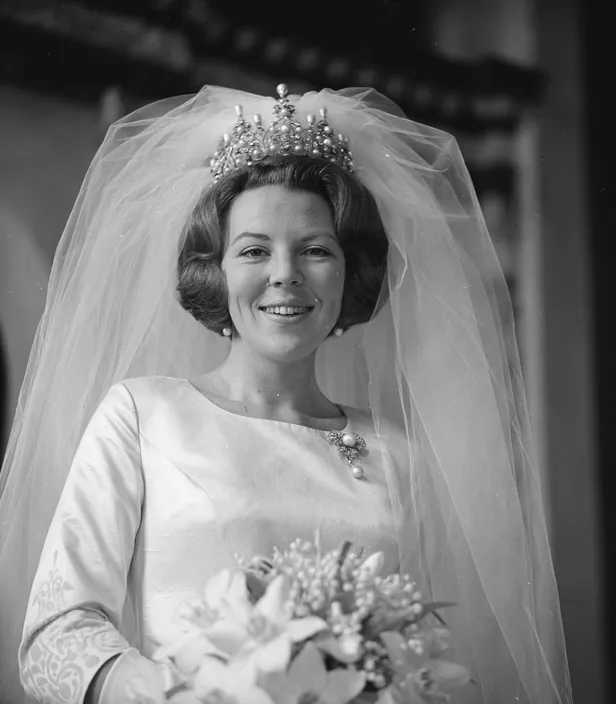 Foto van prinses Beatrix en prins Claus op 10 maart 1966, hun huwelijksdag.