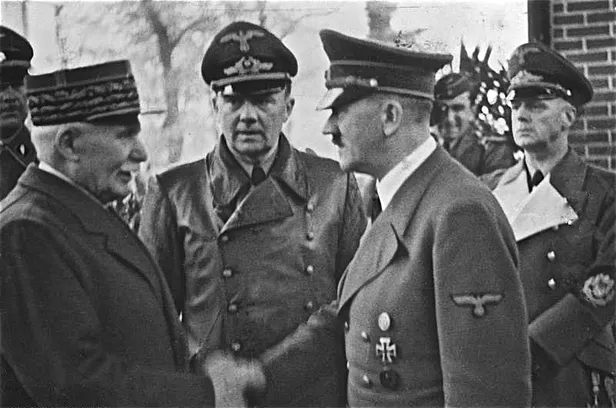 Philippe Pétain (links) schudt Adolf Hitler de hand | Beeld: Wikipedia