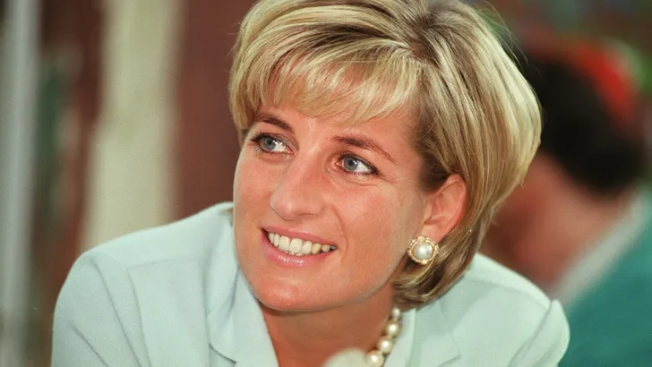 Archieffoto van prinses Diana uit mei 1997. – Favoriete schoenen van prinses Diana zijn nog steeds te koop.