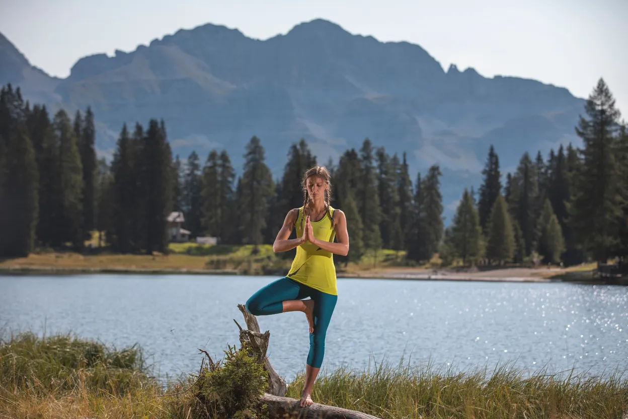 Temidden van bomen en bergtoppen beleef je de tree pose echt anders.