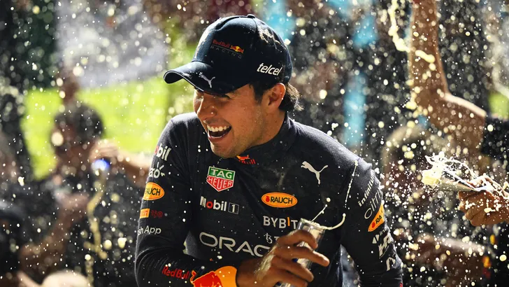 FIA tikt Sergio Perez op de vingers voor safety car overtredingen Singapore