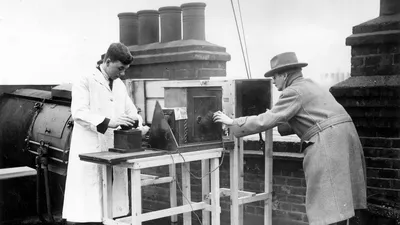 John Logie Baird met 's werelds eerste televisiestation in 1927