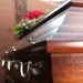 Video: Begrafenisondernemer propt reclame vol vrouwen in lingerie