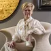 Foto van weddingplanner Wiesje Hallewas. – Foto van Wiesje Hallewas zittend in fauteuil.