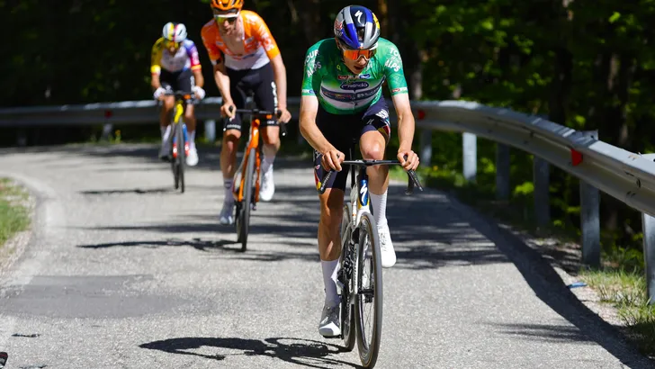 Giulio Pellizzari, Thymen Arensman en Egan Bernal in één beeld gevangen bergop in de Tour of the Alps.