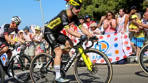 Victor Campenaerts van Team Visma | Lease a Bike in het zwarte Tour de France-shirt, rijdend op zijn Cervélo-fiets tijdens een zonnige etappe met publiek.