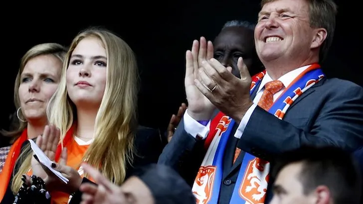 Amalia op tribune bij Leeuwinnen