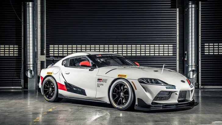 Een racewagen variant van de Toyota Supra