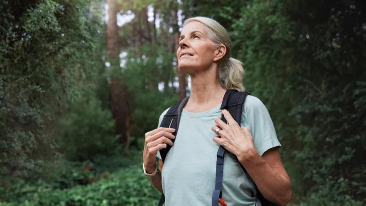 vrouw die wandelt in de natuur