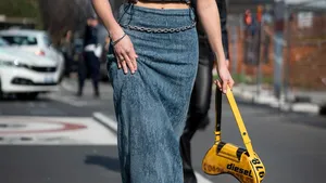 Vrouw met stijlvolle denim rok aan.