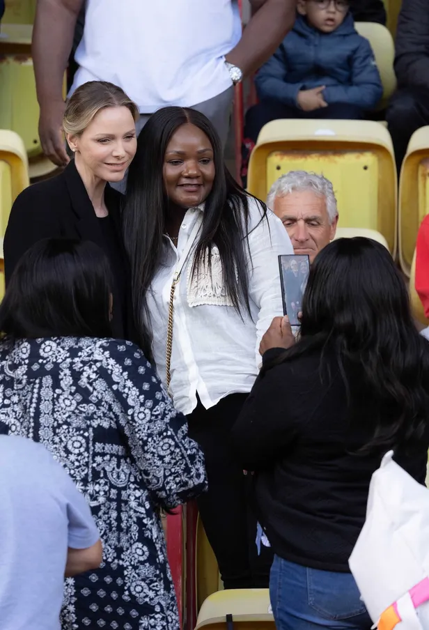 Prinses Charlene poseert voor foto's bij het Sainte Dévote rugbytoernooi, april 2025