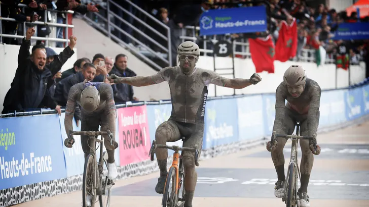 Colbrelli wint sensationele Parijs-Roubaix, Van der Poel derde