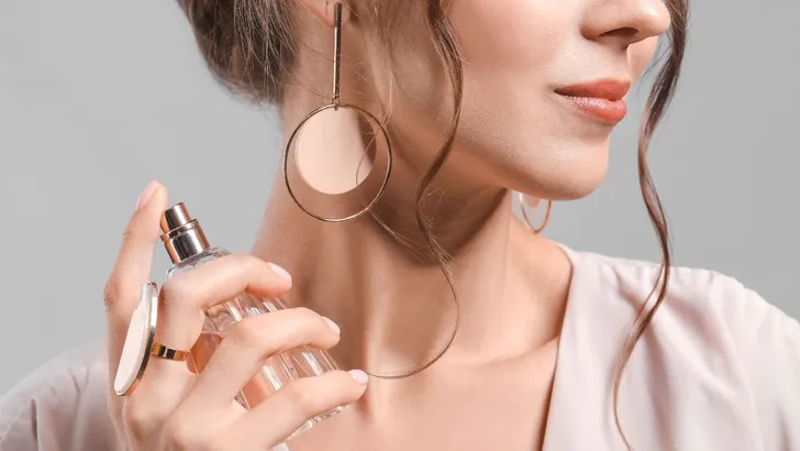 Vrouw spuit zomergeurtje op.