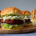 Plantaardige burger met coleslaw en guacamole