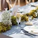 Foto van sfeervolle tafel-aankleding met natuurlijke elementen bij bruiloft.