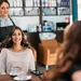 Gisele Bündchen lachend met lang los haar