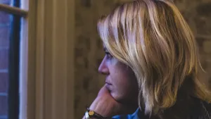 Altijd ‘aan’ maar vanbinnen ‘uit’? Wat de ‘functional freeze’-modus is - en hoe je eruit komt