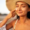 De vraag van vandaag: is het verstandig om SPF over elkaar heen te dragen? | Elegance