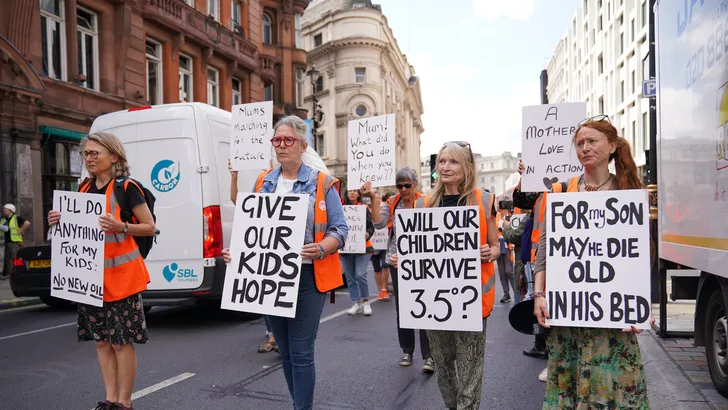 Britse bestuurders rammen dwars door groep blokkeerhippies (video)