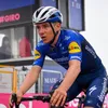 Bont en blauwe Evenepoel praat voor het eerst na mislukte Giro: 'Reden bijna 100 vlak voor val'