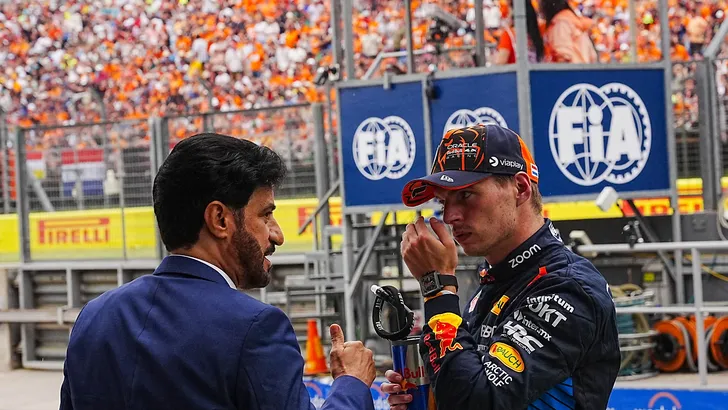 Max Verstappen en Mohammed Ben Sulayem van de FIA