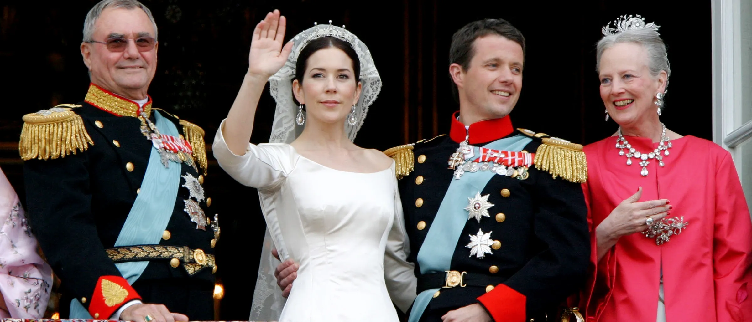Koning Frederik en koningin Mary vieren vandaag hun 22e huwelijksjubileum! We blikken terug op de bruidsjurk, de tiara en de sterrencast aan royal gasten.