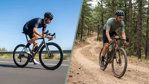 Een mannelijke wielrenner op een gespleten afbeelding: links op een racefiets op strak asfalt en rechts op een gravelbike op een onverhard bospad, wat de keuze tussen de twee fietsen symboliseert.