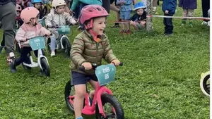 blij kindje tijdens een gravelloopfietsjesrace