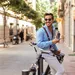 Een man op een fiets met een telefoon in zijn hand