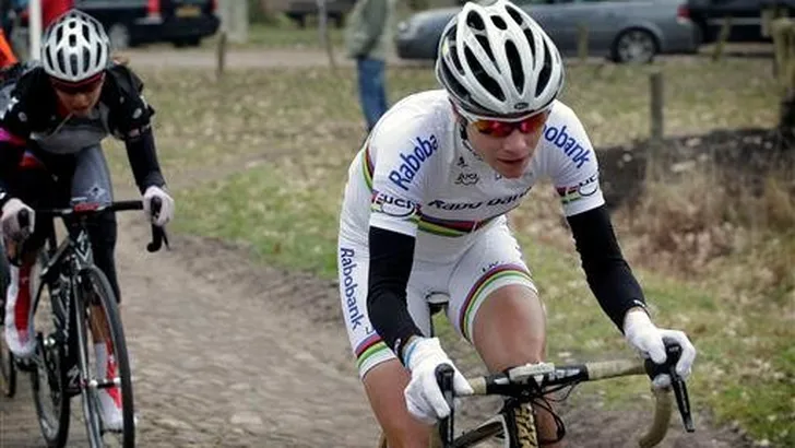 Vos begint wereldbekercyclus met zege in Drenthe