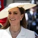Kate in wit gekleed in koets