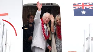 Foto van koning Charles en koningin Camilla bij vertrek uit Samoa, oktober 2024.