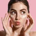 Vrouw die crème op gezicht smeert - skincare