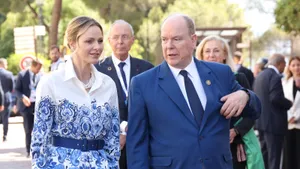 Klaar voor de ultieme Rivièra-chic sfeer? Wij laten zien hoe je de exclusieve look van prinses Charlene shopt, zelfs met een kleiner budget.