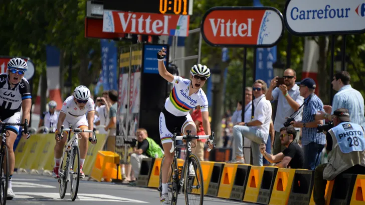 Historische zege Vos op Champs Élysées