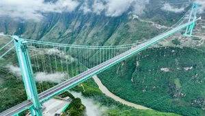 China opent met Huajiang Grand Canyon Bridge hoogste brug ter wereld: 625 meter boven rivier