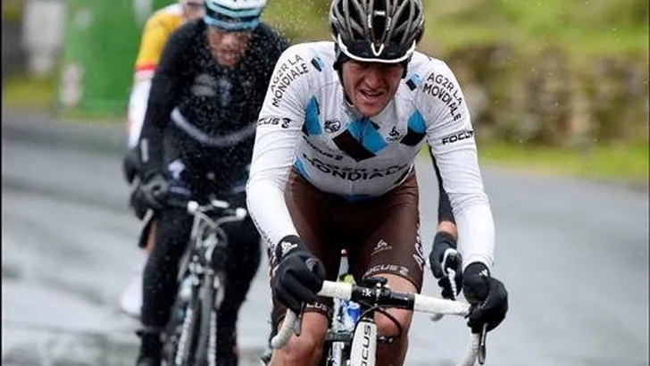 Bouet wint in Trentino, peloton op zeven minuten