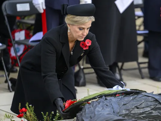 Hertogin Sophie bij de wapenstilstandsdagdienst