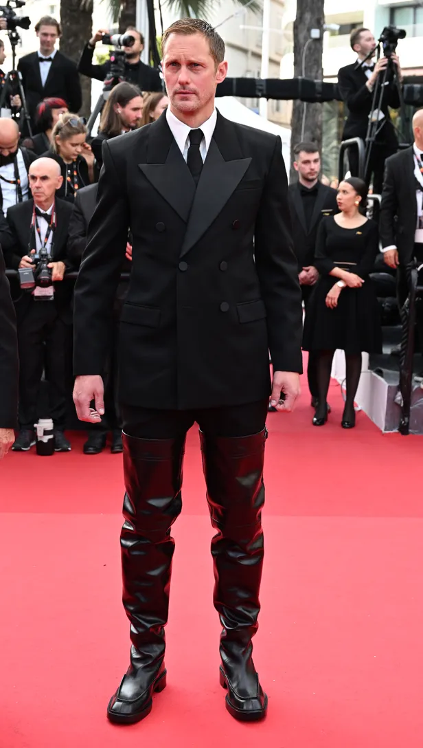 De 7 beste looks van Alexander Skarsgård: in dijhoge leren laarzen van Saint Laurent tijdens de première van The Phoenician Scheme in Cannes, 2025.