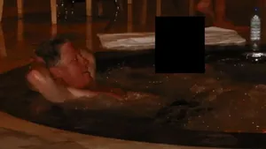 Bill Clinton in de hottub