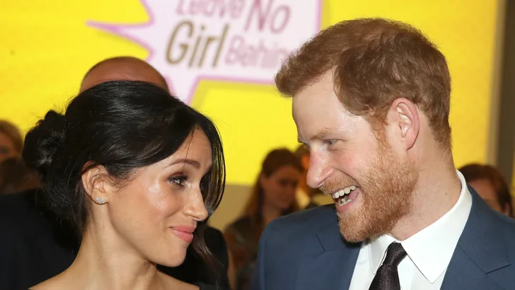Zien: prins Harry op heterdaad betrapt door cameraman