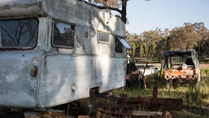 Oude, verlaten camping in een landelijk gebied.
